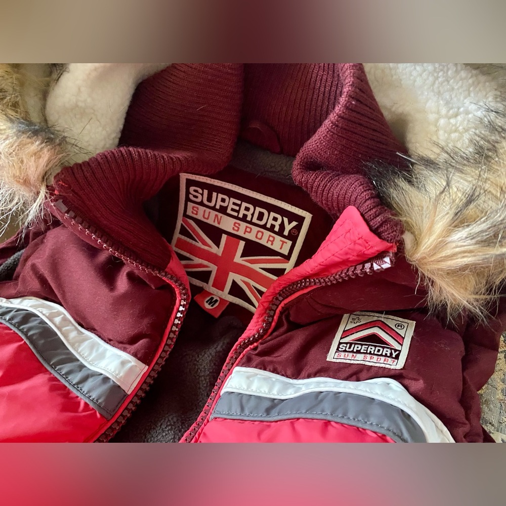 Superdry Retro Style Hooded Puffer Vest with Faux Fur Trim. Microfleece lining.